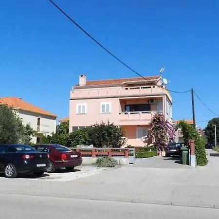 Nedeljka Apartment *